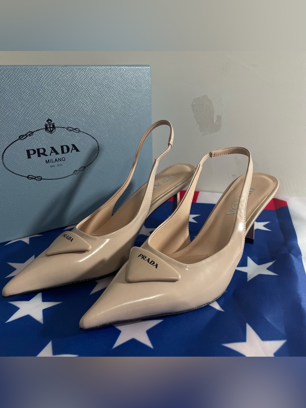Good Prada Beige Patent Leather Pointed Slingback Pumps